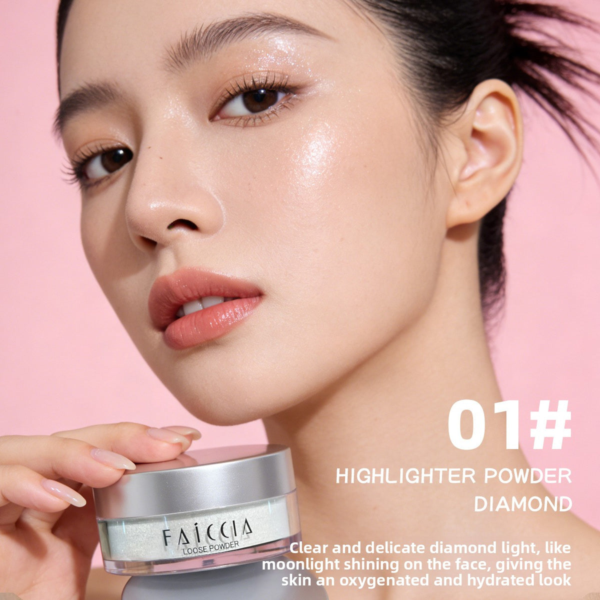 Highlighter powder with fine shimmer for a radiant, dewy complexion