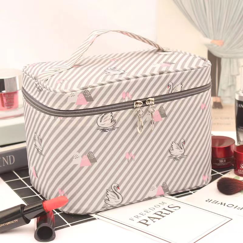 The large-capacity makeup bag is extremely popular and portable