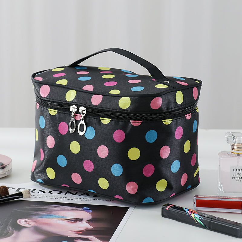The large-capacity makeup bag is extremely popular and portable