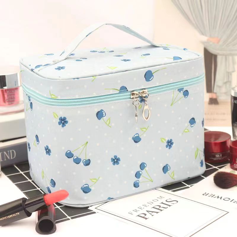 The large-capacity makeup bag is extremely popular and portable