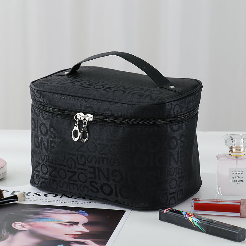 The large-capacity makeup bag is extremely popular and portable